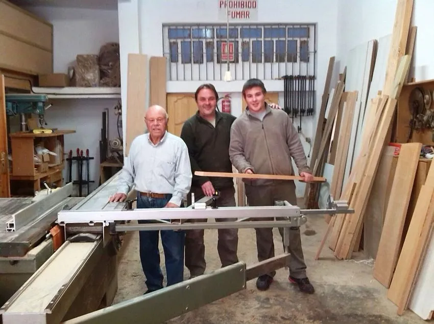 La familia Linares en el taller de Mataró, junto a la escuadradora y los tablones